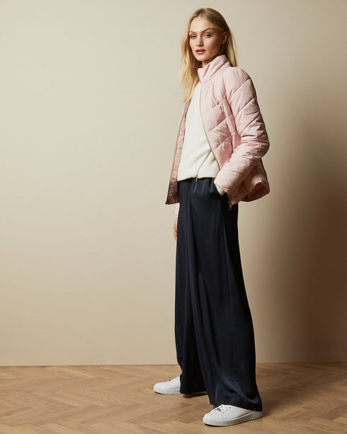 RENIKA-Outerwear-Don't let the weather catch you off guard. RENIKA's showerproof design ensures you stay dry in the unpredictable British weather, and it's easy to carry with its convenient packaway drawstring pouch. Padded jacket Showerproof Packaway drawstring pouch Zip fastening Funnel neck Long sleeves Awuoi is 5'10.5" / 1.79m and wears Black in a Ted size 1- Ted Baker Romania